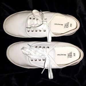 Women's size 8w tennis shoes